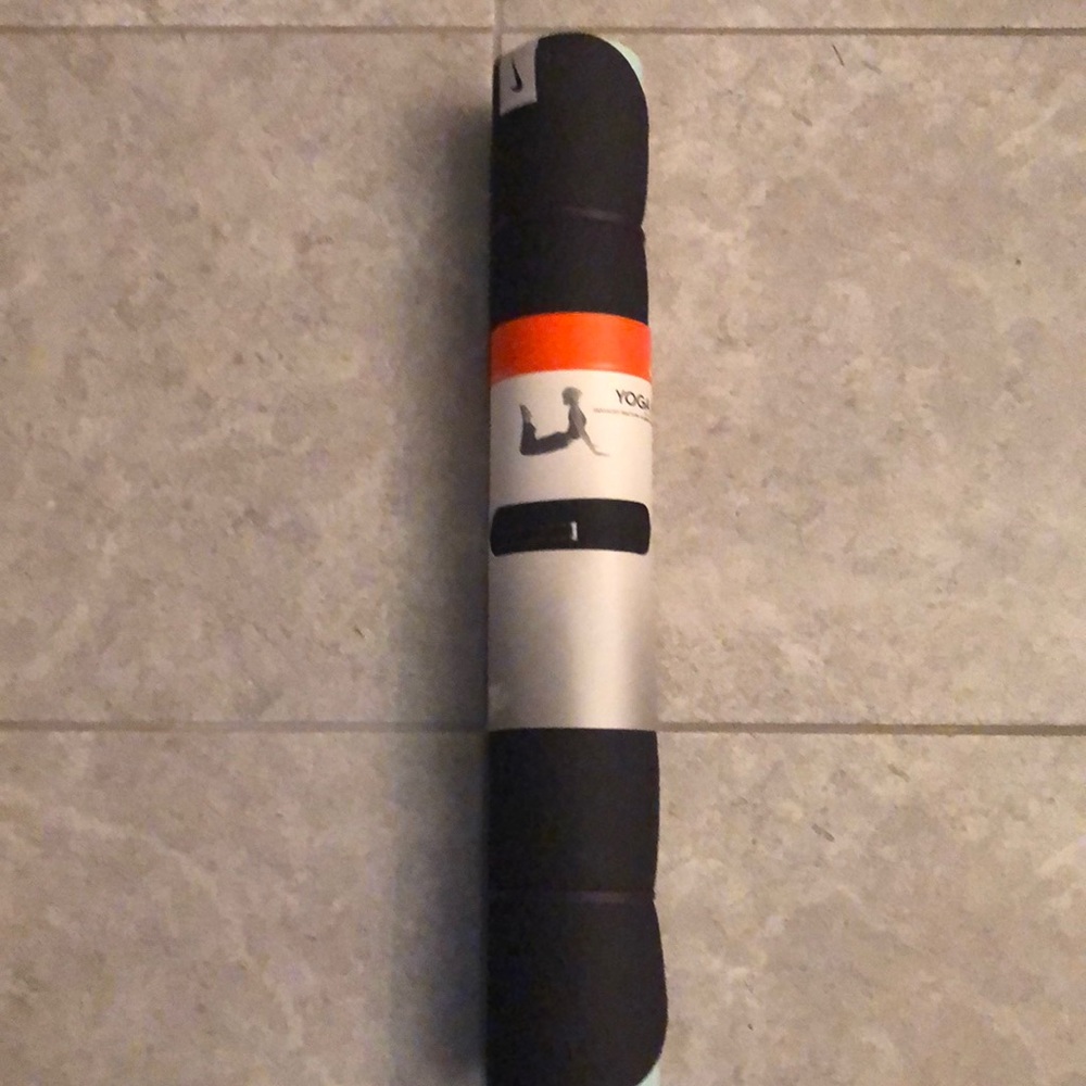 New Nike Black & Sea-foam Green Yoga Mat w/Strap